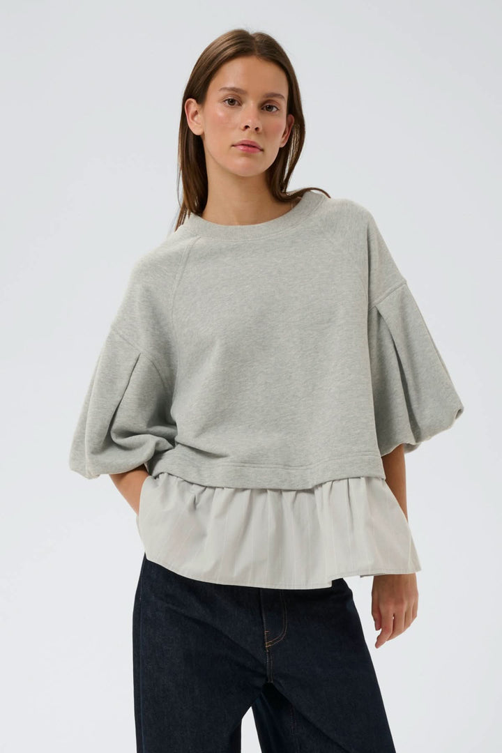 Haut ouaté avec ourlet Dessy avec manches volumineuses et coupe ample en superposition plissée.