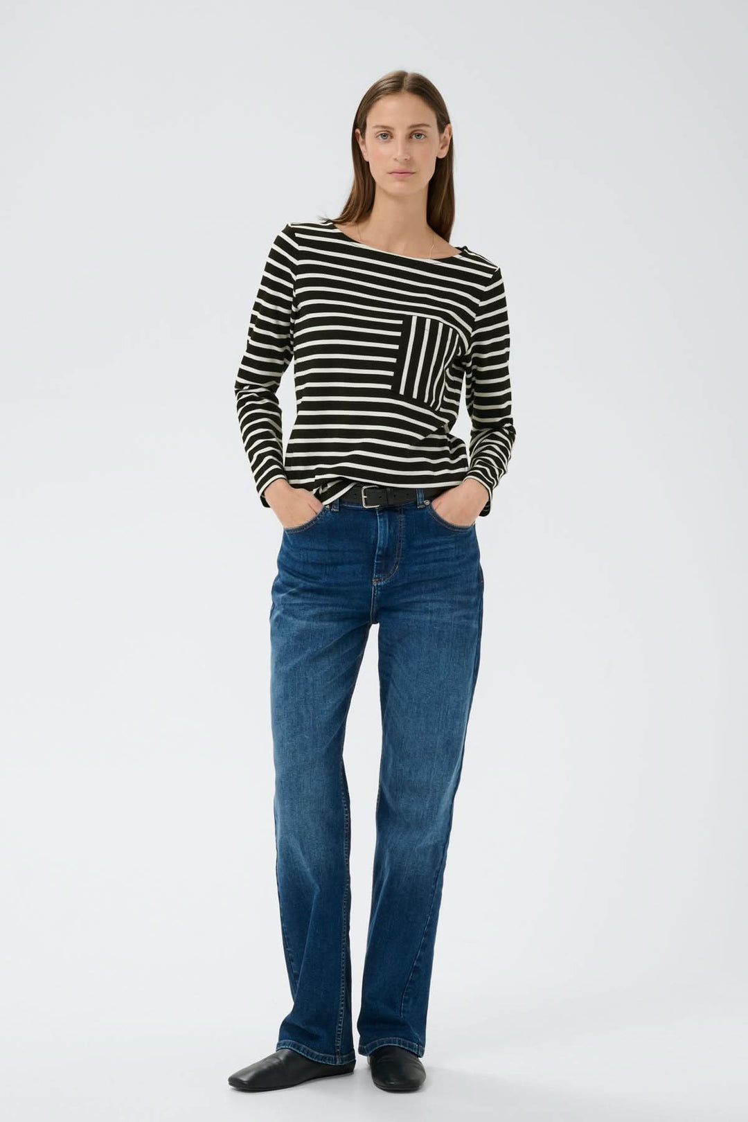 Haut à rayures contrastées Della avec manches longues et poche poitrine contrastée, porté par mannequin en jean.