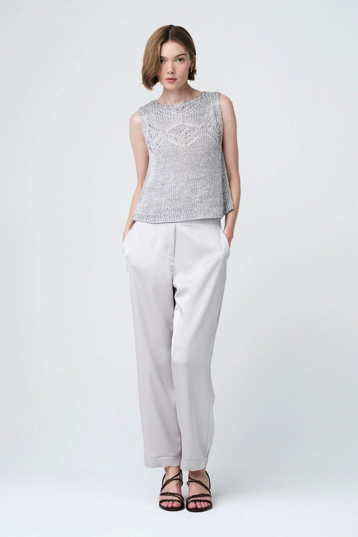 Haut sans manches en maille ajourée avec maille texturée, motif ajouré délicat, coupe droite, pour une silhouette contemporaine élégante.