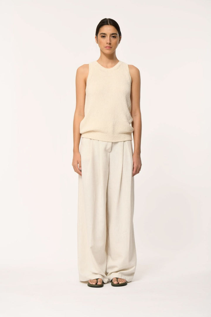 Femme portant le Haut sans manches en maille texturée JANICIA, coupe fluide et confortable, adapté pour une garde-robe minimaliste.