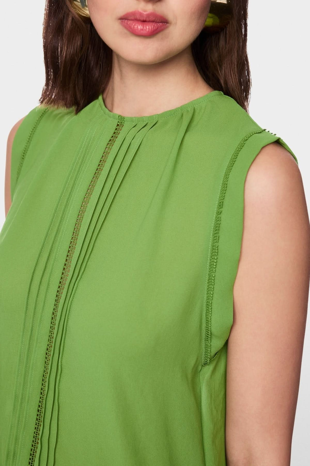 Haut sans manches fluide à détail plissé en vert avec texture plissée à l&
