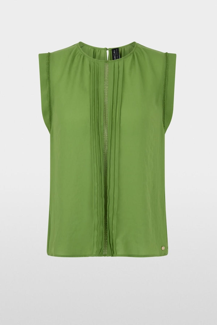 Haut sans manches fluide à détail plissé vert avec encolure arrondie et coupe droite raffinée, élégant pour un style quotidien.