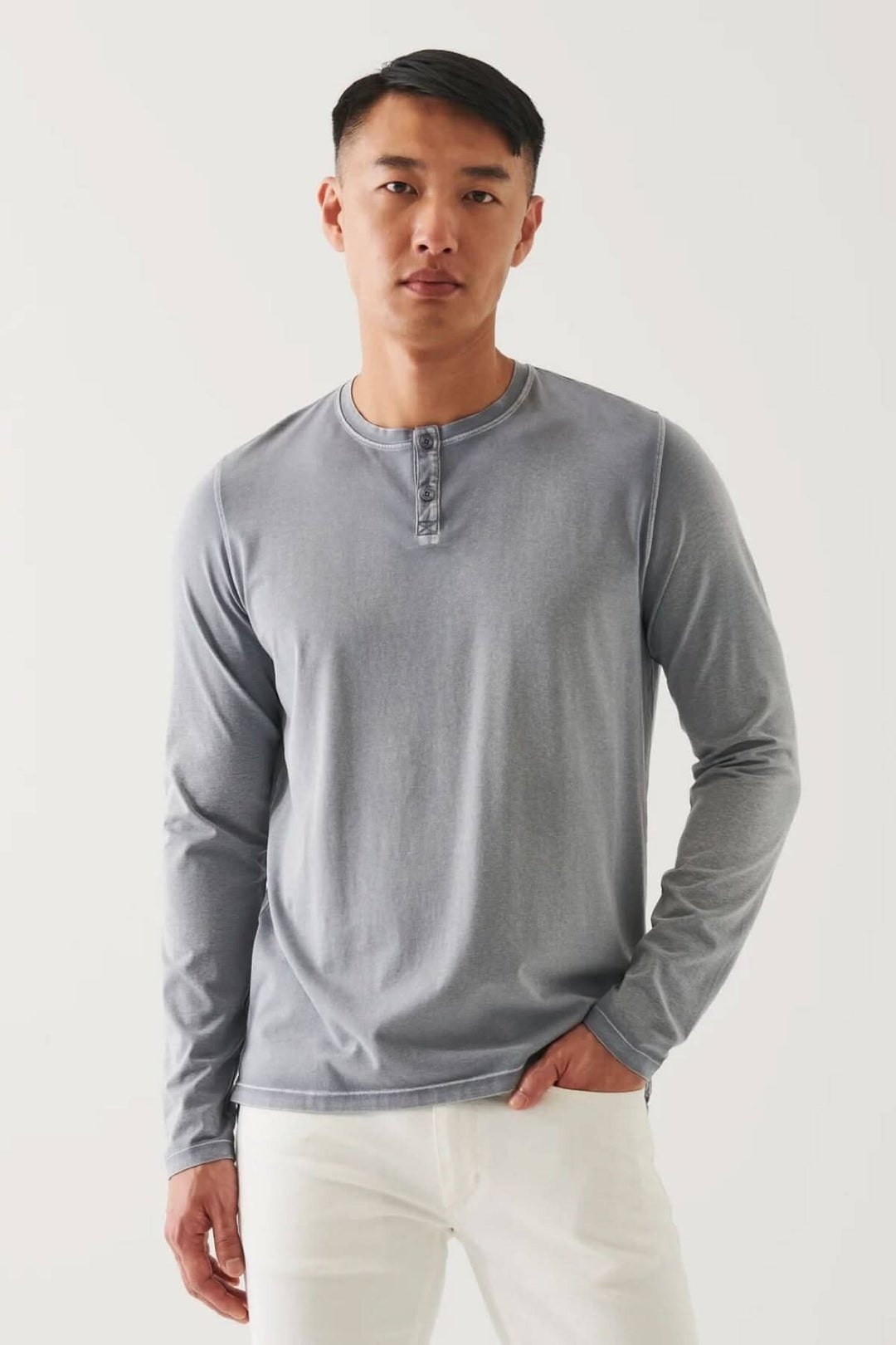 Henley vintage en coton stretch gris porté par un homme, avec manches longues et coupe décontractée.