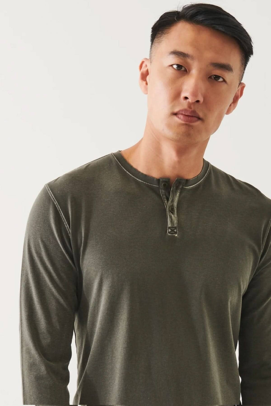 Henley en coton stretch vintage wash, à manches longues, coupe décontractée, coloris olive, homme.