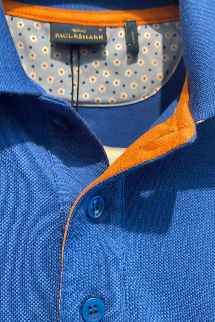 Polo avec détails orangés