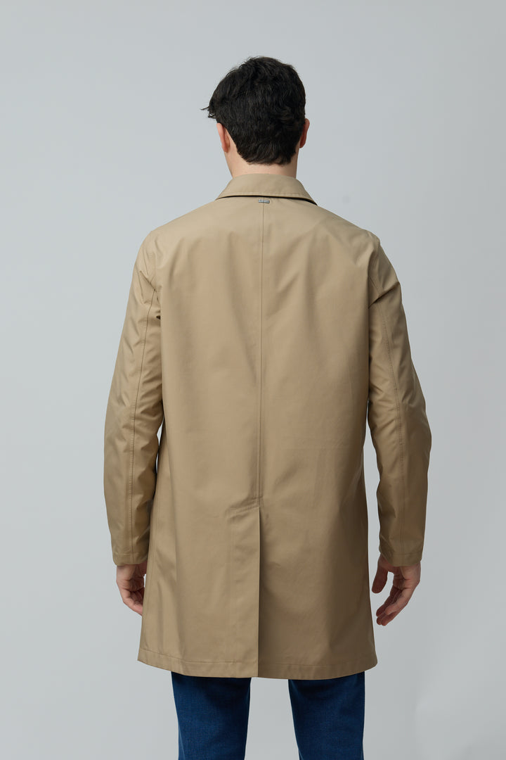 Homme portant un Imperméable en microfibre technique couleur beige, vue de dos, style moderne et épuré, idéal pour mi-saison.