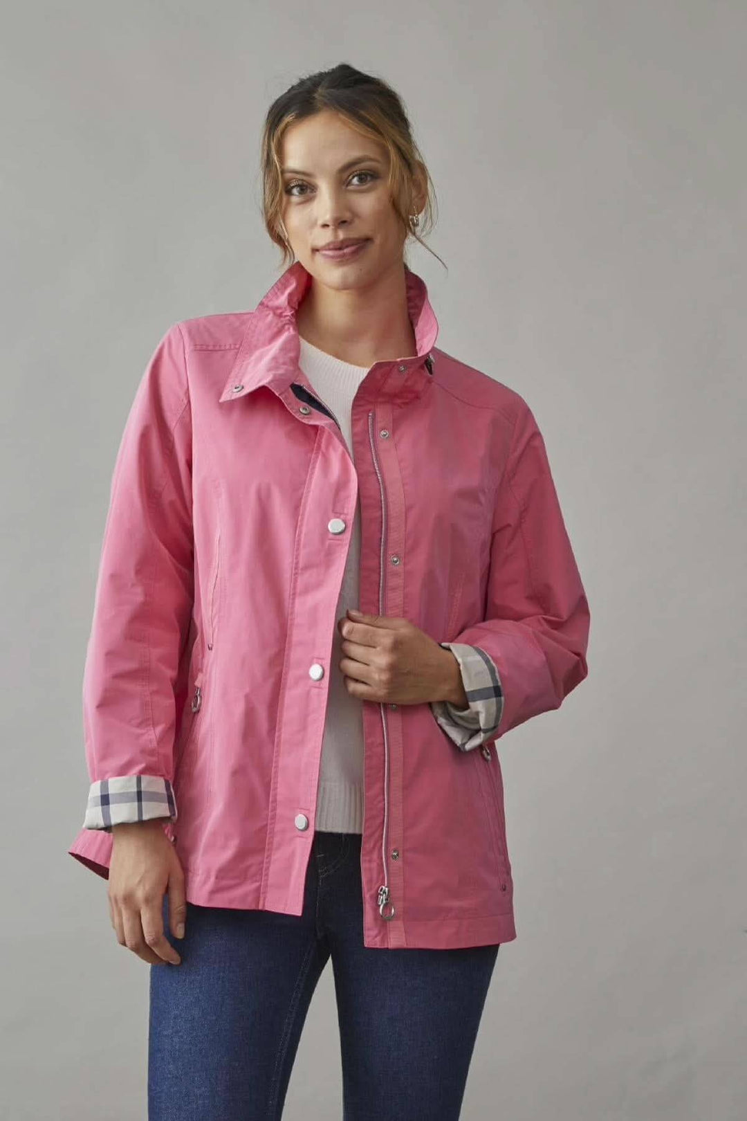 Imperméable sans capuchon rose, coupe décontractée avec boutons pression et fermeture éclair, poches latérales.
