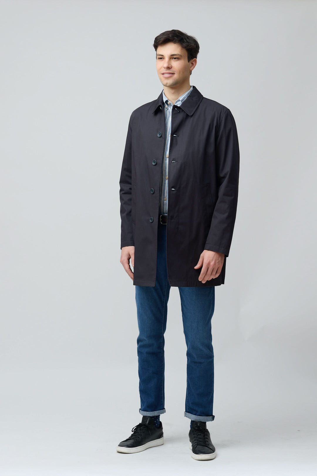 Homme portant un imperméable en gabardine de coton au style urbain et élégant.