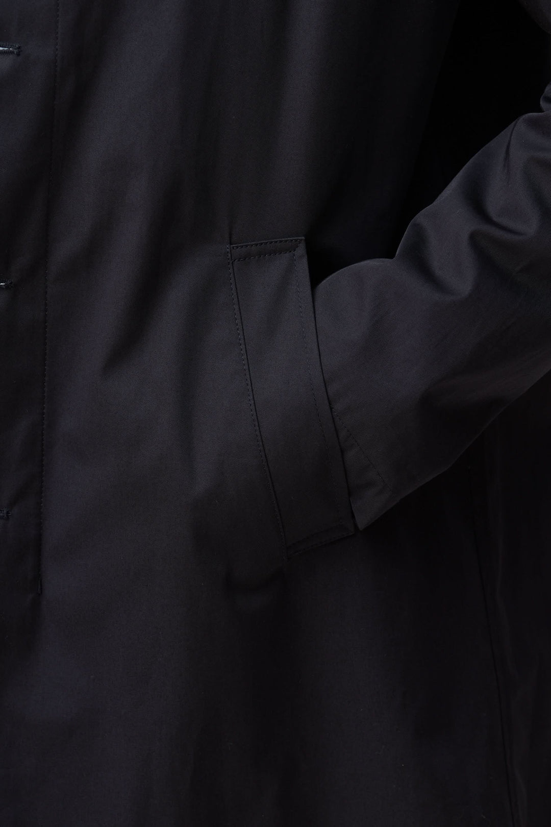 Impermeable en gabardine de coton avec poche, élégant et fonctionnel pour les journées urbaines.