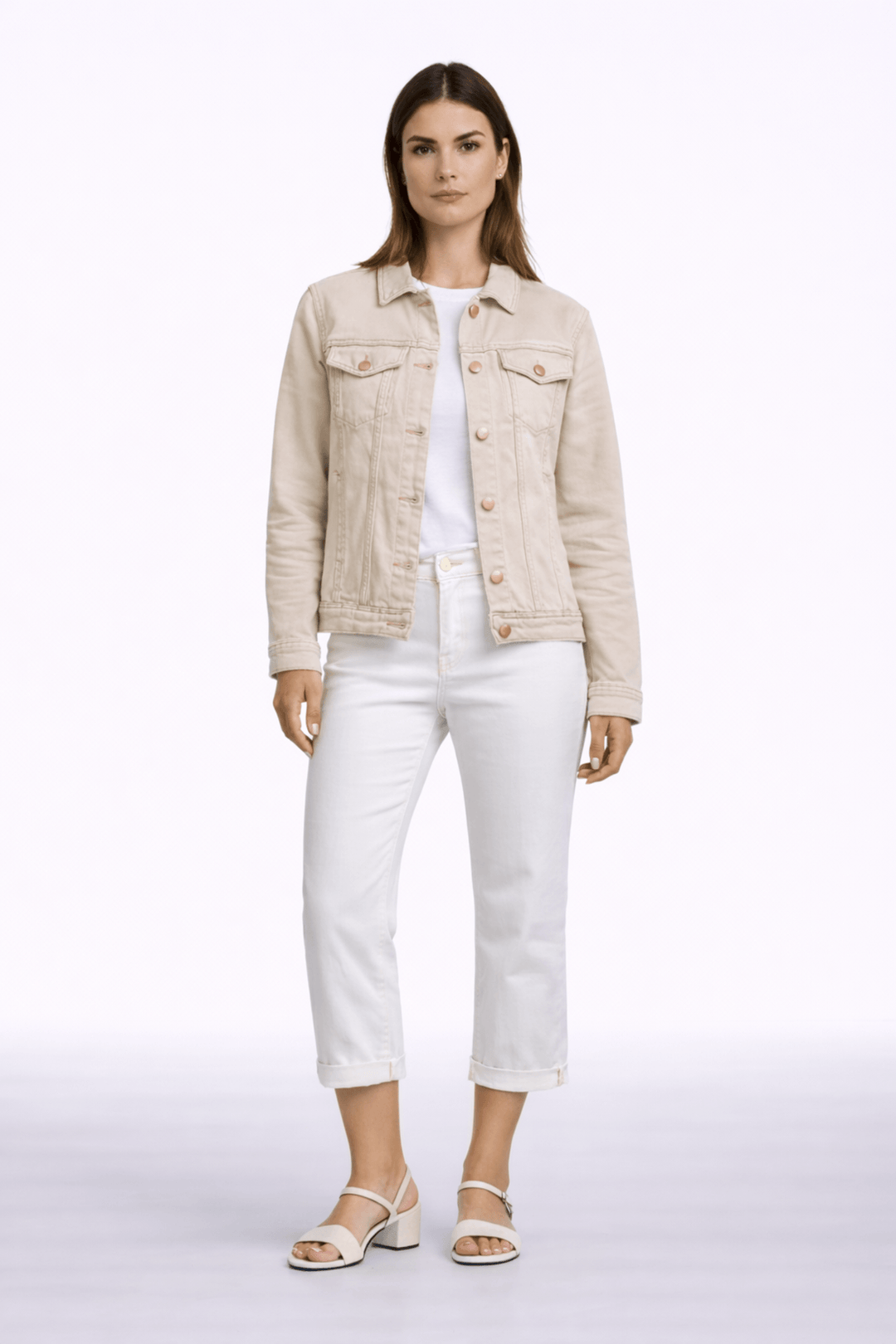 Jacket de style denim avec silhouette épurée, finitions soignées, idéale pour superposer sur tenues décontractées ou habillées.