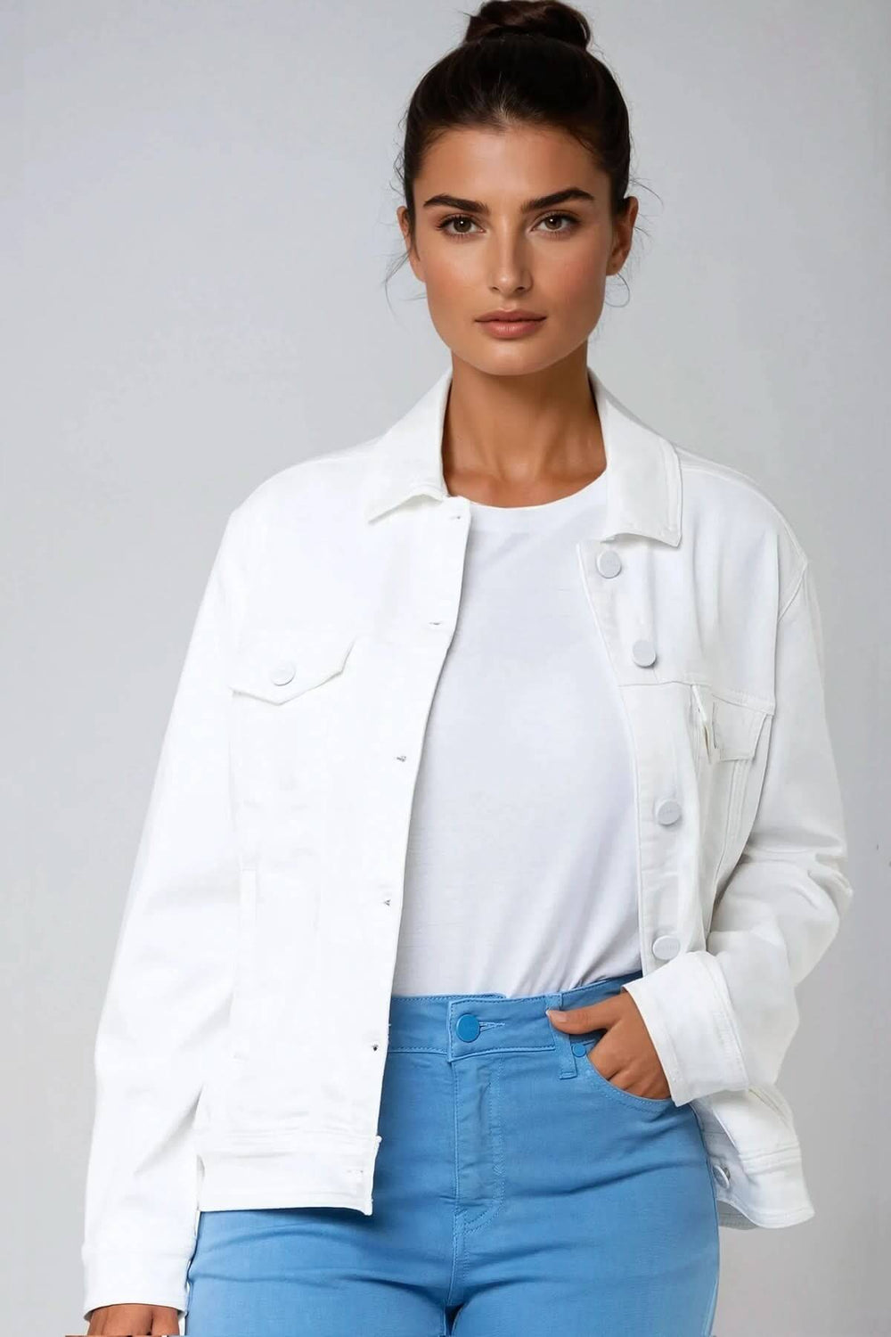 Veste en denim blanche avec t-shirt blanc et pantalon bleu, look printanier élégant.