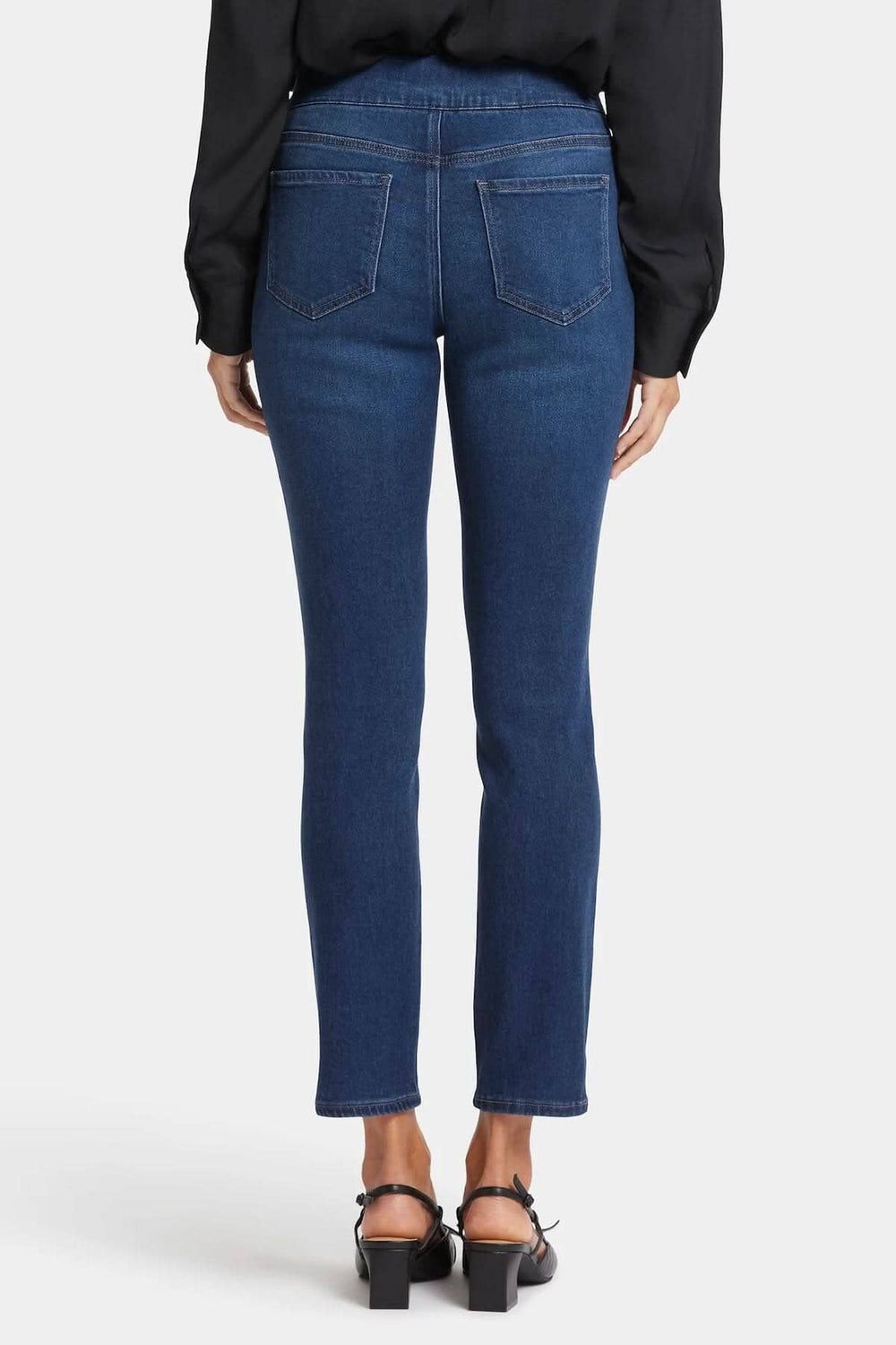 Vue arrière du jean skinny Alina, denim doux avec poches arrière fonctionnelles et coupe moulante.