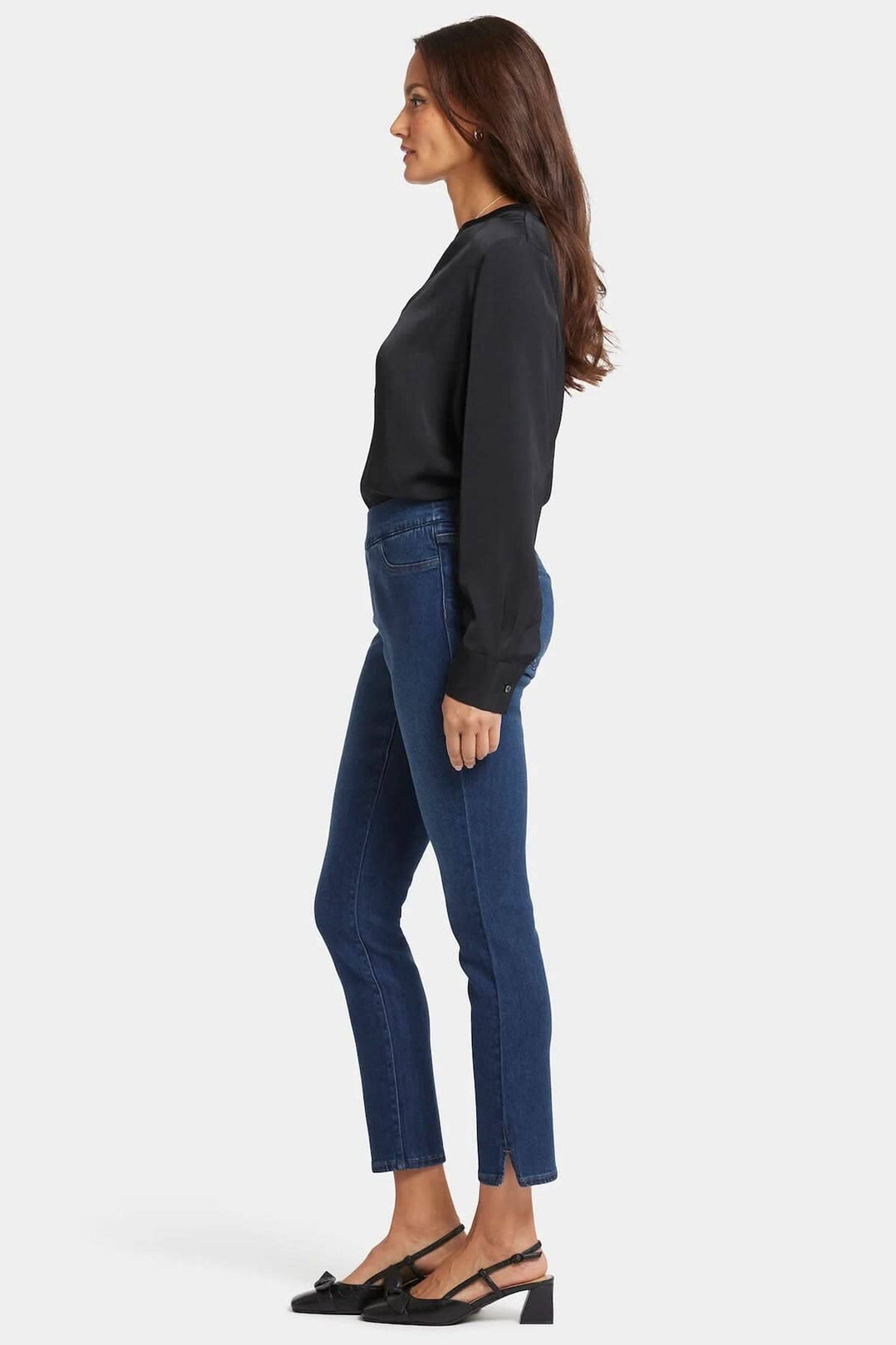 Jean Alina skinny à enfiler, coupe moulante et tissu doux, modèle élégant avec poches et ceinture large.