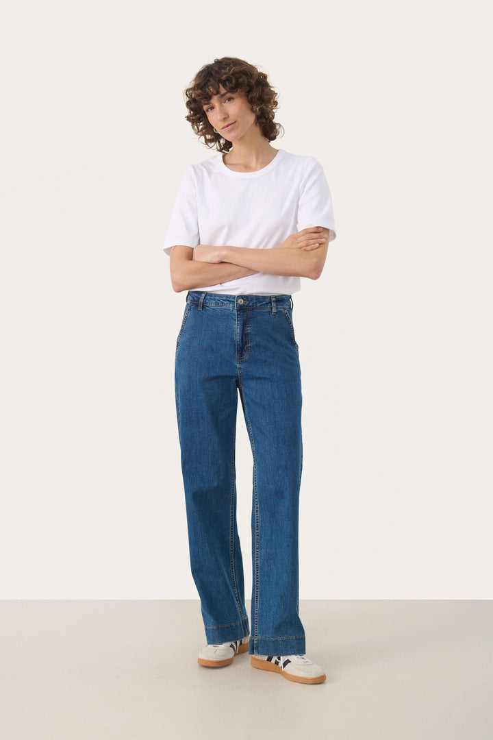 Jean Barba à jambe large moderne, taille régulière, avec poches latérales. Un style décontracté parfait pour un look quotidien.