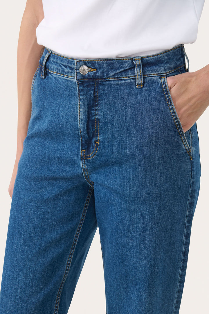 Jean Barba à jambe large avec taille régulière et poches latérales, style moderne et décontracté pour un look élégant.