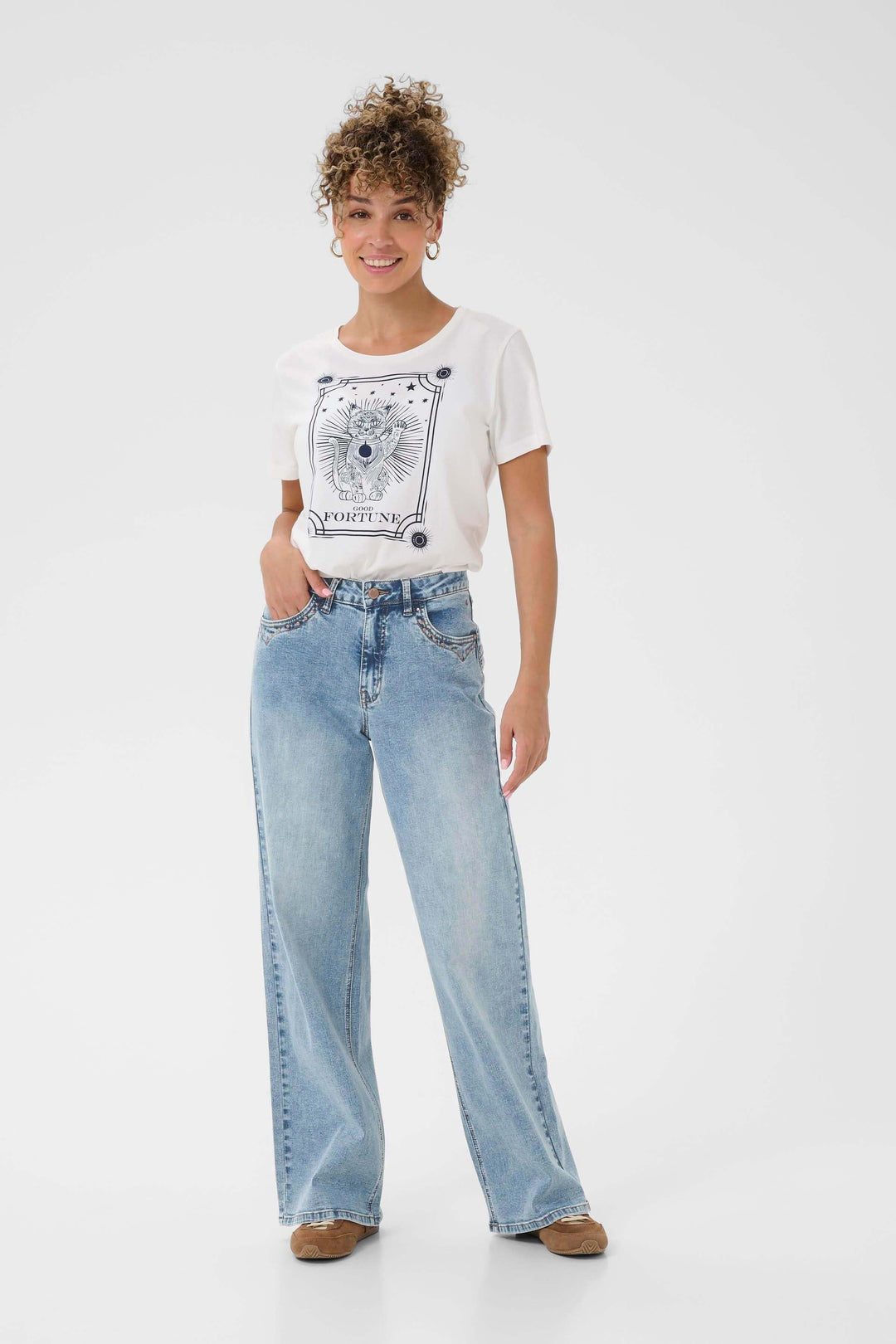 Jean Joani au style décontracté, coupe droite évasée, délavage clair. Pantalon tendance pour un confort quotidien.