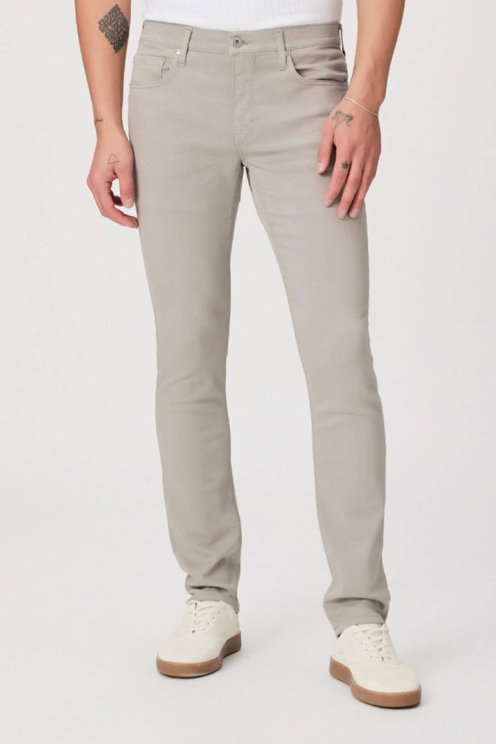 Jean slim gris clair de style moderne, adapté pour un usage quotidien, avec une coupe confortable.
