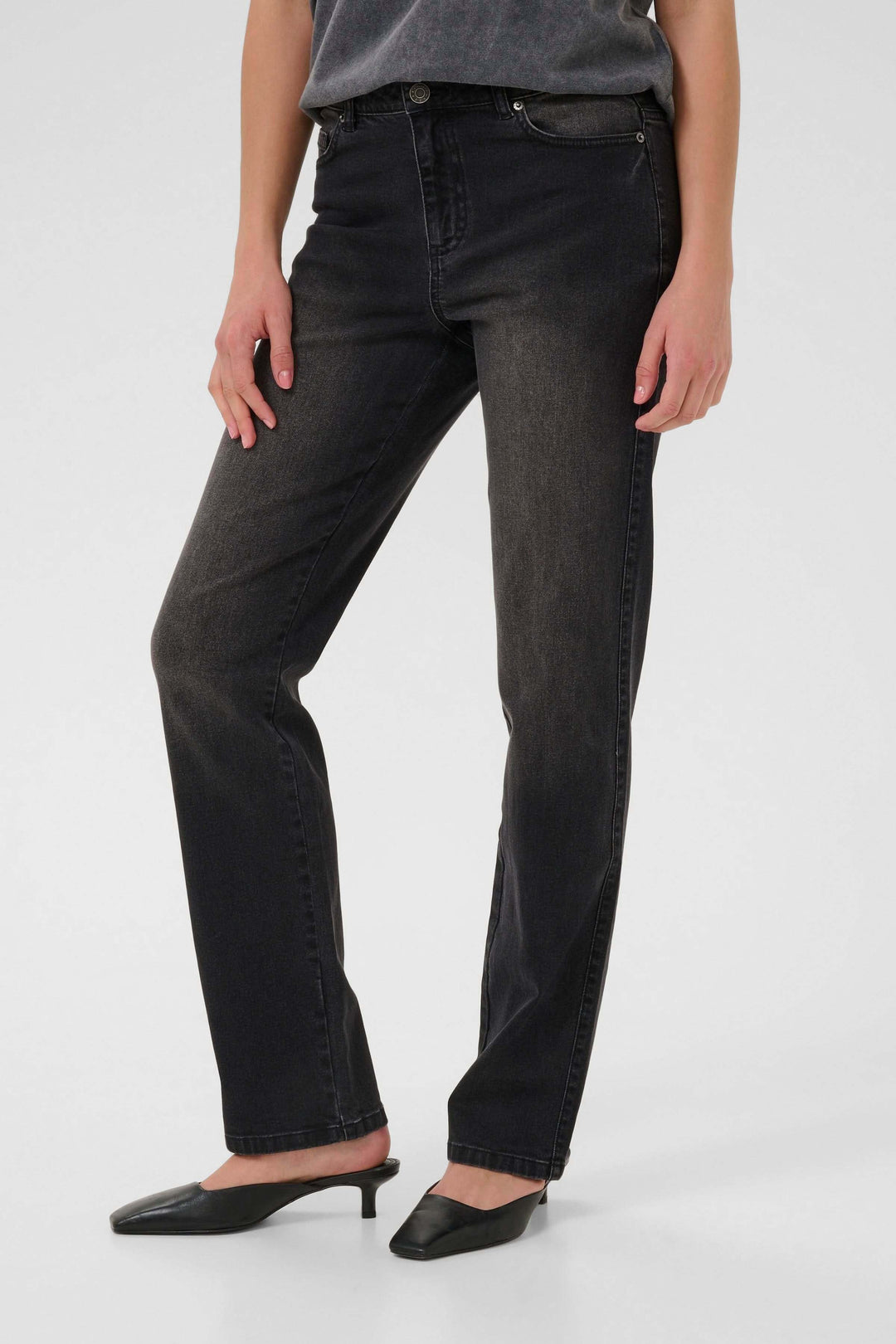 Jean Maris coupe droite taille classique avec finition délavée, porté par modèle, vue de face, essential pour vestiaire moderne.