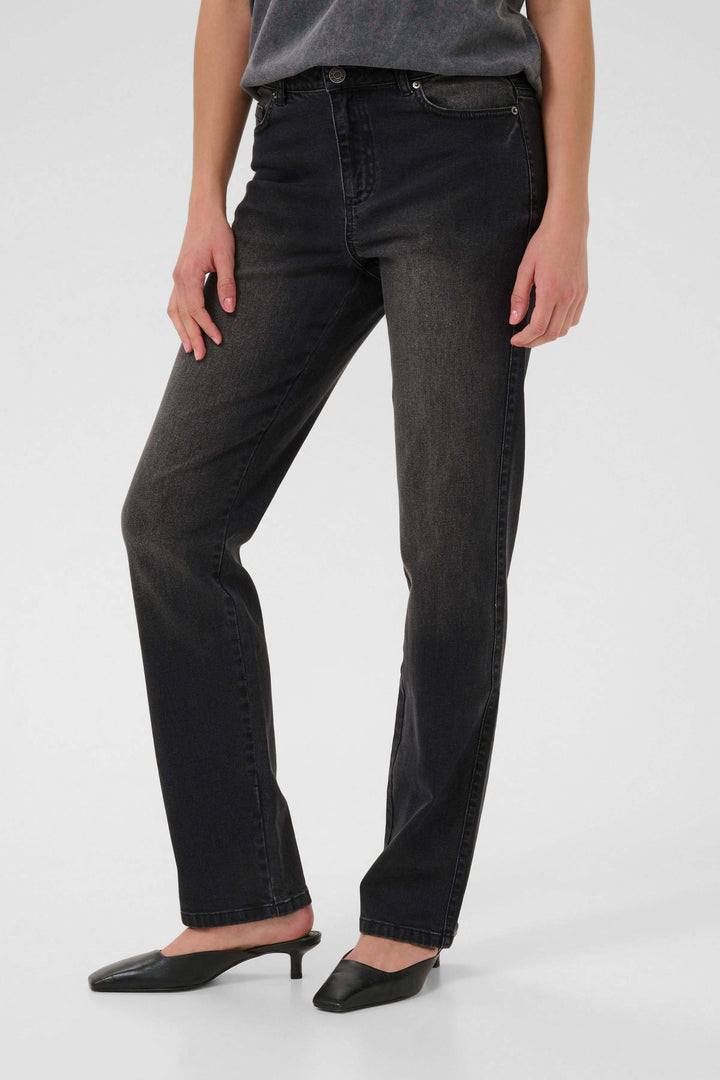 Jean Maris coupe droite taille classique avec finition délavée, porté par modèle, vue de face, essential pour vestiaire moderne.