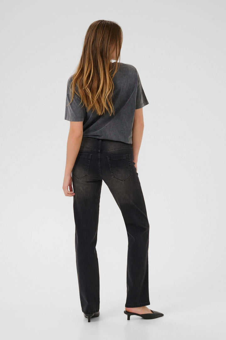 Jean Maris coupe droite taille classique avec finition délavée, porté par une femme de dos, idéal pour un look polyvalent et confortable.