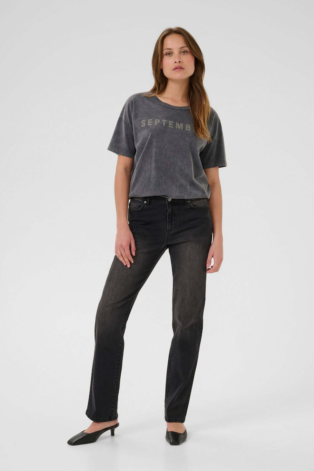 Femme portant Jean Maris coupe droite taille classique avec finition délavée, style décontracté-chic et polyvalent.