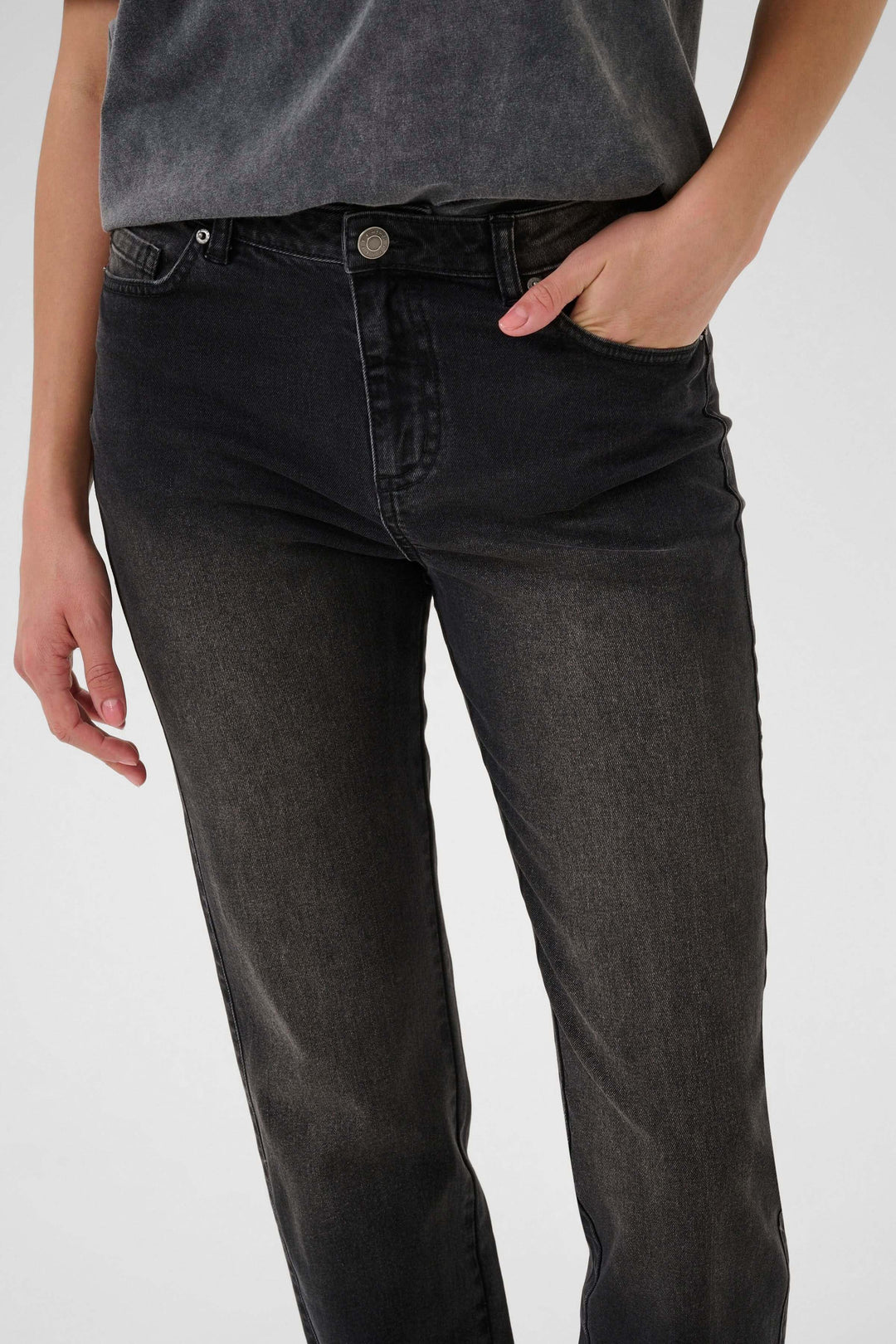 Jean Maris coupe droite taille classique avec finition délavée, porté avec élégance pour un look polyvalent quotidien.