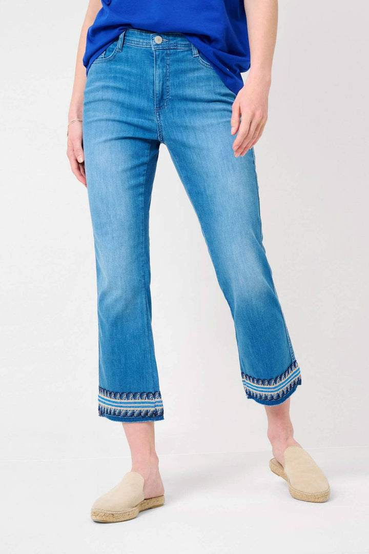 Jean Mary S pour femmes avec broderie élégante, coupe bootcut et style décontracté.