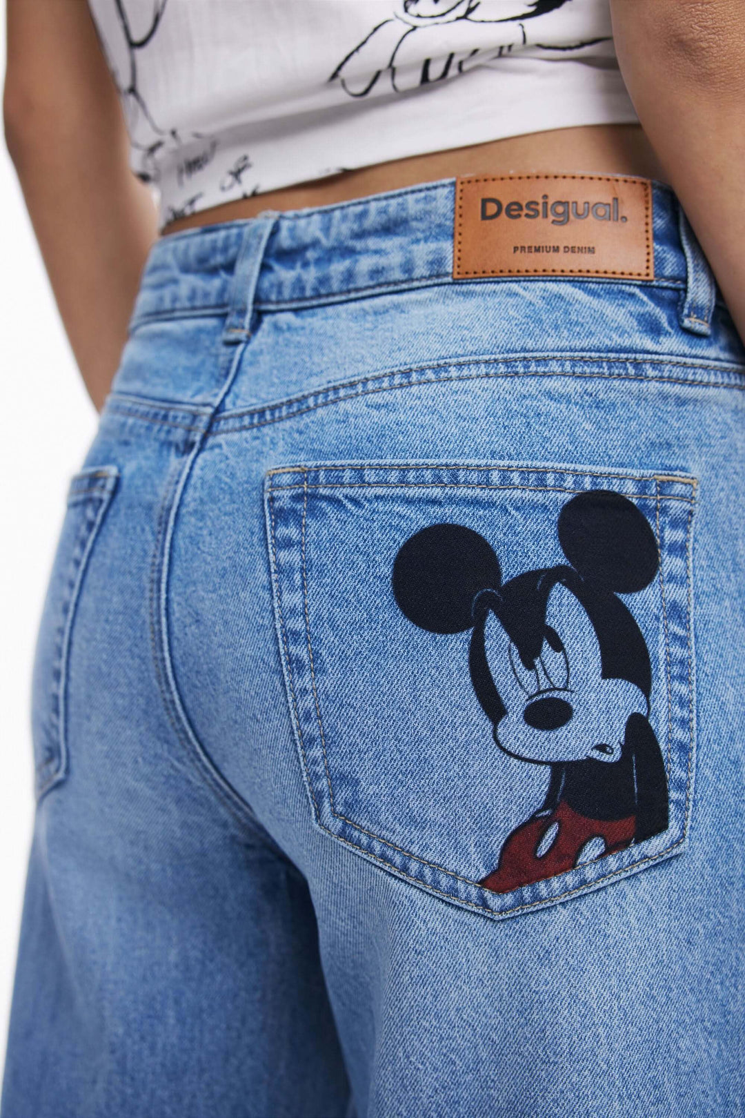 Jean Mickey avec broderie de Mickey Mouse sur poche arrière, coupe ample et style décontracté.