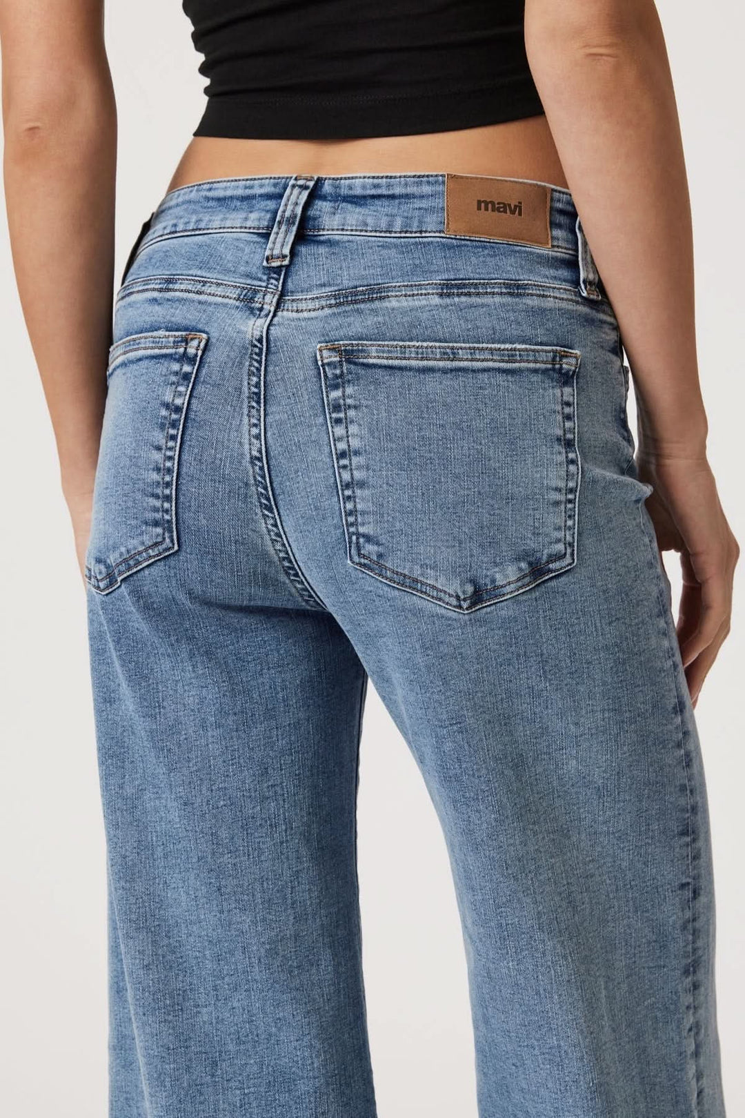 Jean Paloma jambe large taille régulière, vue de dos avec coutures et poches apparentes.