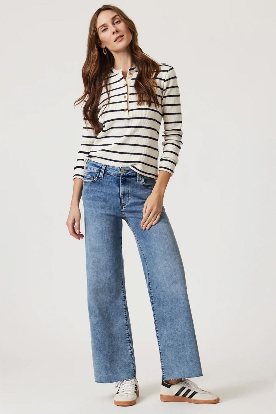 Jean Paloma jambe large taille régulière, silhouette moderne et épurée pour le quotidien, style avec t-shirt ou blouse, coupe élégante.