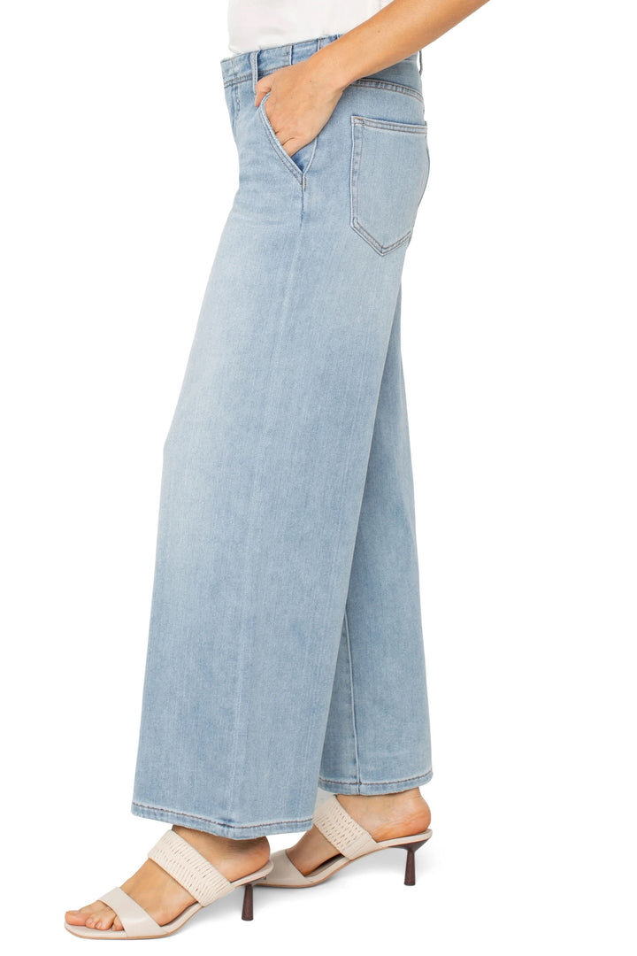 Jean The Weekender jambe très large taille haute, confort optimal, tendance moderne et élégante, décontracté et chic en bleu clair.