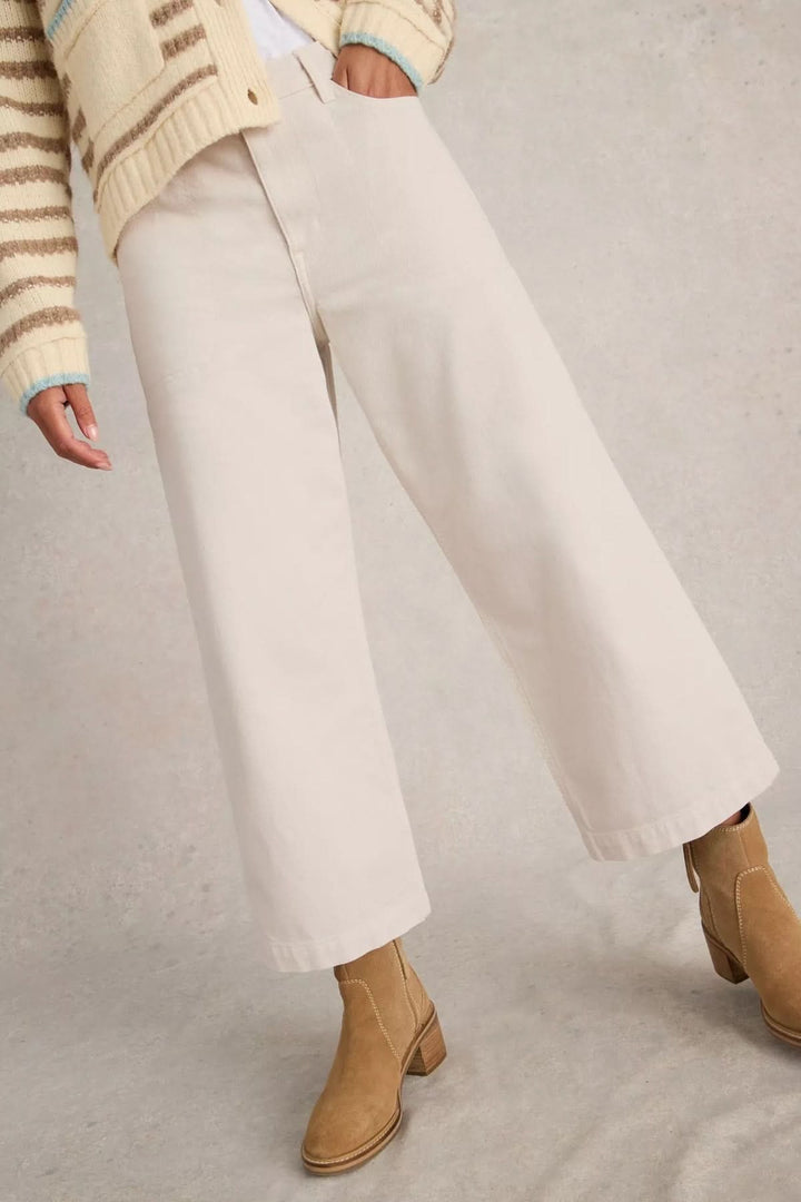 Jean Tia court à jambes larges, pantalon droit structuré avec taille haute et coupe droite, idéal pour une tenue quotidienne polyvalente.