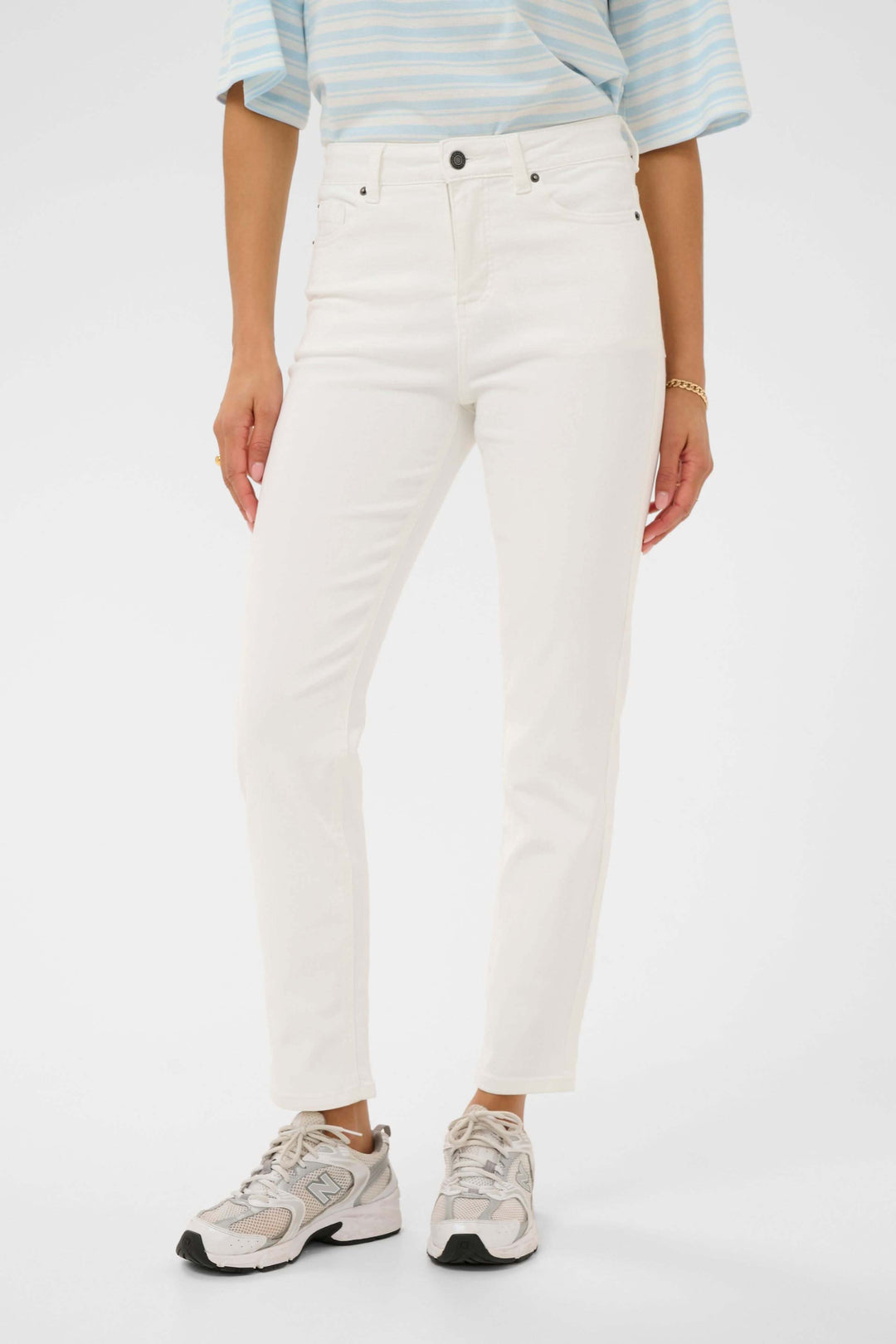 Femme portant le Jean Willow coupe droite à taille régulière en blanc.