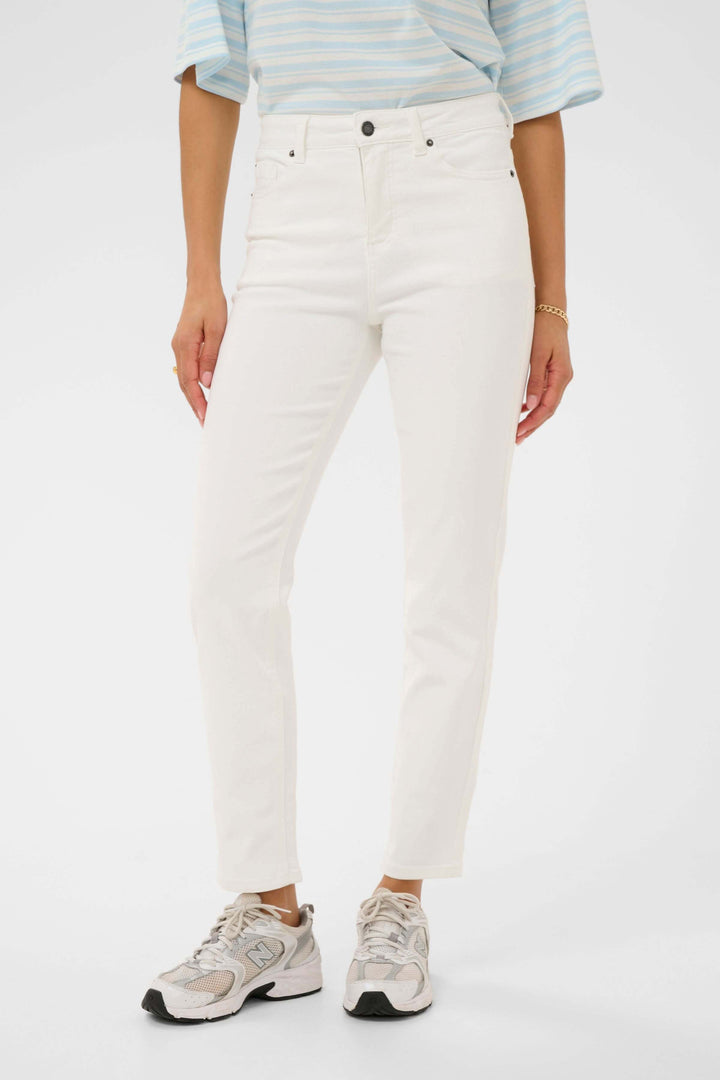 Femme portant le Jean Willow coupe droite à taille régulière en blanc.