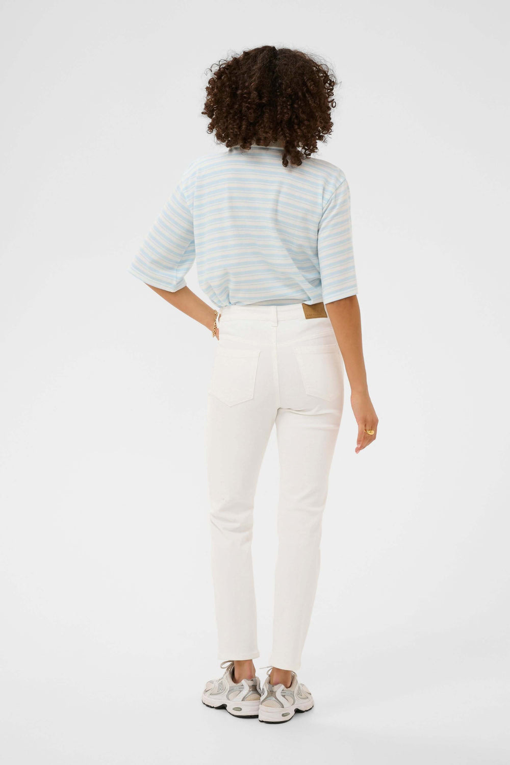 Vue arrière du Jean Willow coupe droite à taille régulière, confortable et épuré, porté par une femme avec un style décontracté.
