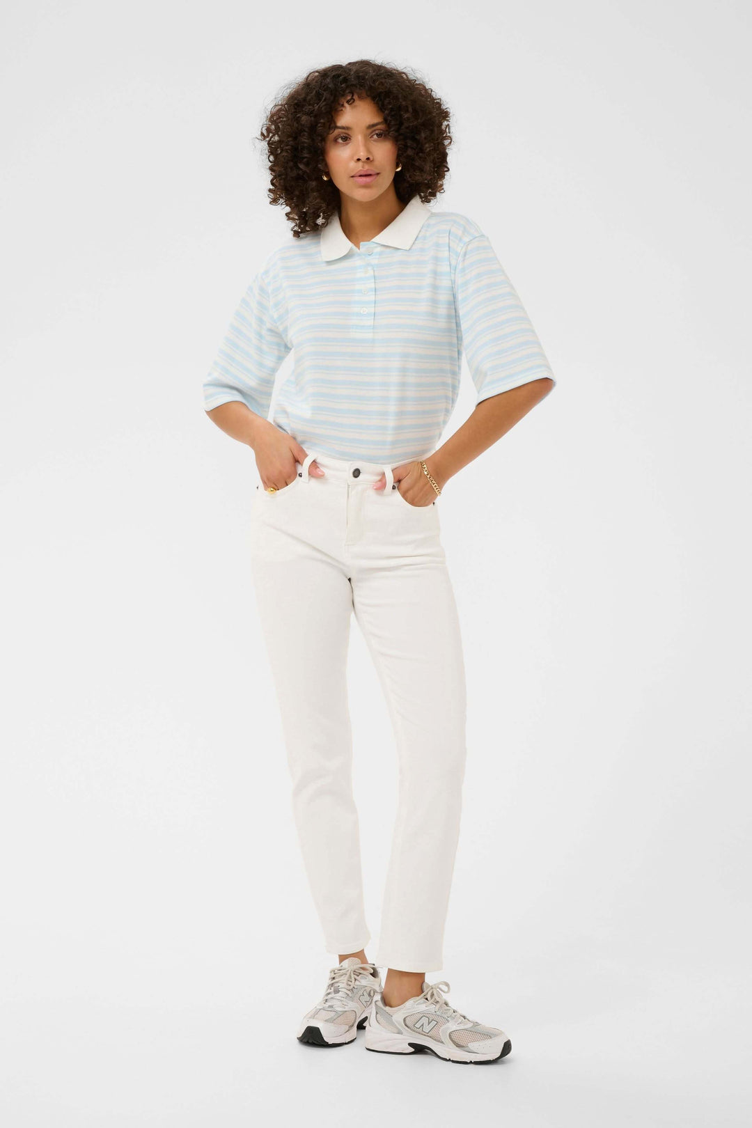 Jean Willow coupe droite à taille régulière en blanc, porté par un mannequin, idéal pour un style décontracté et élégant.