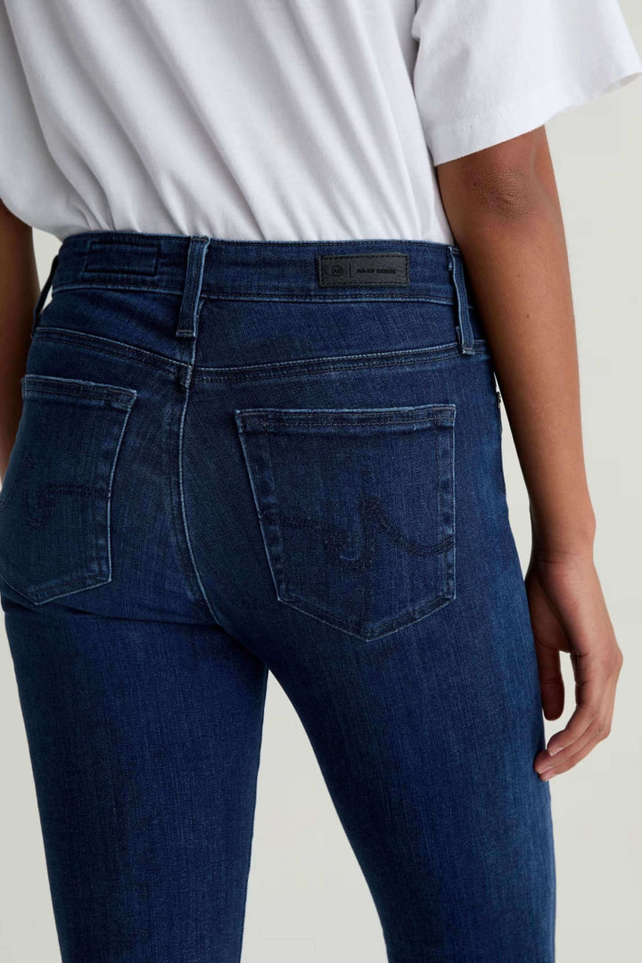 Jean ajusté à taille mi-haute en denim extensible, vue arrière montrant un fit confortable et élégant idéal pour un look décontracté-chic.