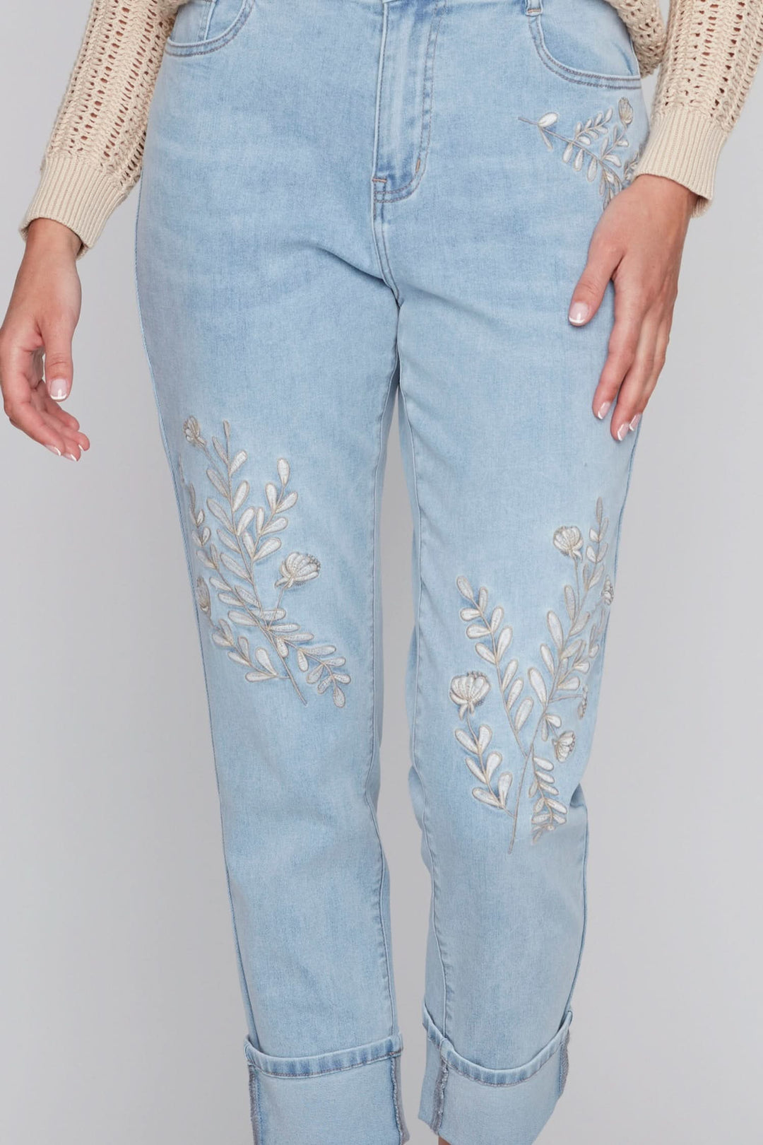 Jean à jambe droite avec broderies florales délicates, coupe décontractée et revers pour un look estival.