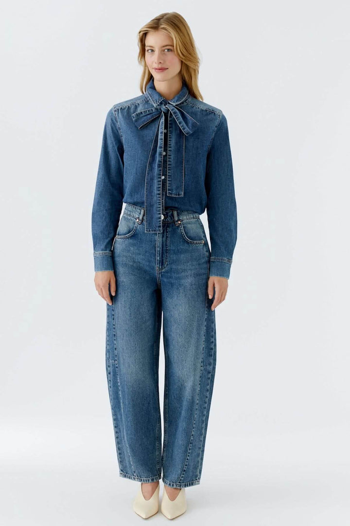 Jean baril taille haute en denim avec coupe baril pour un look casual chic moderne et structuré.