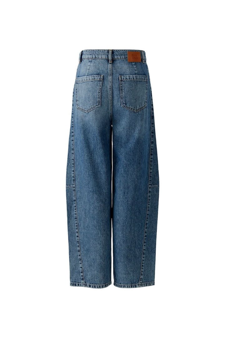 Jean baril taille haute en denim bleu, coupe baril structurée avec jambe arrondie, finition authentique et moderne pour un look casual chic.