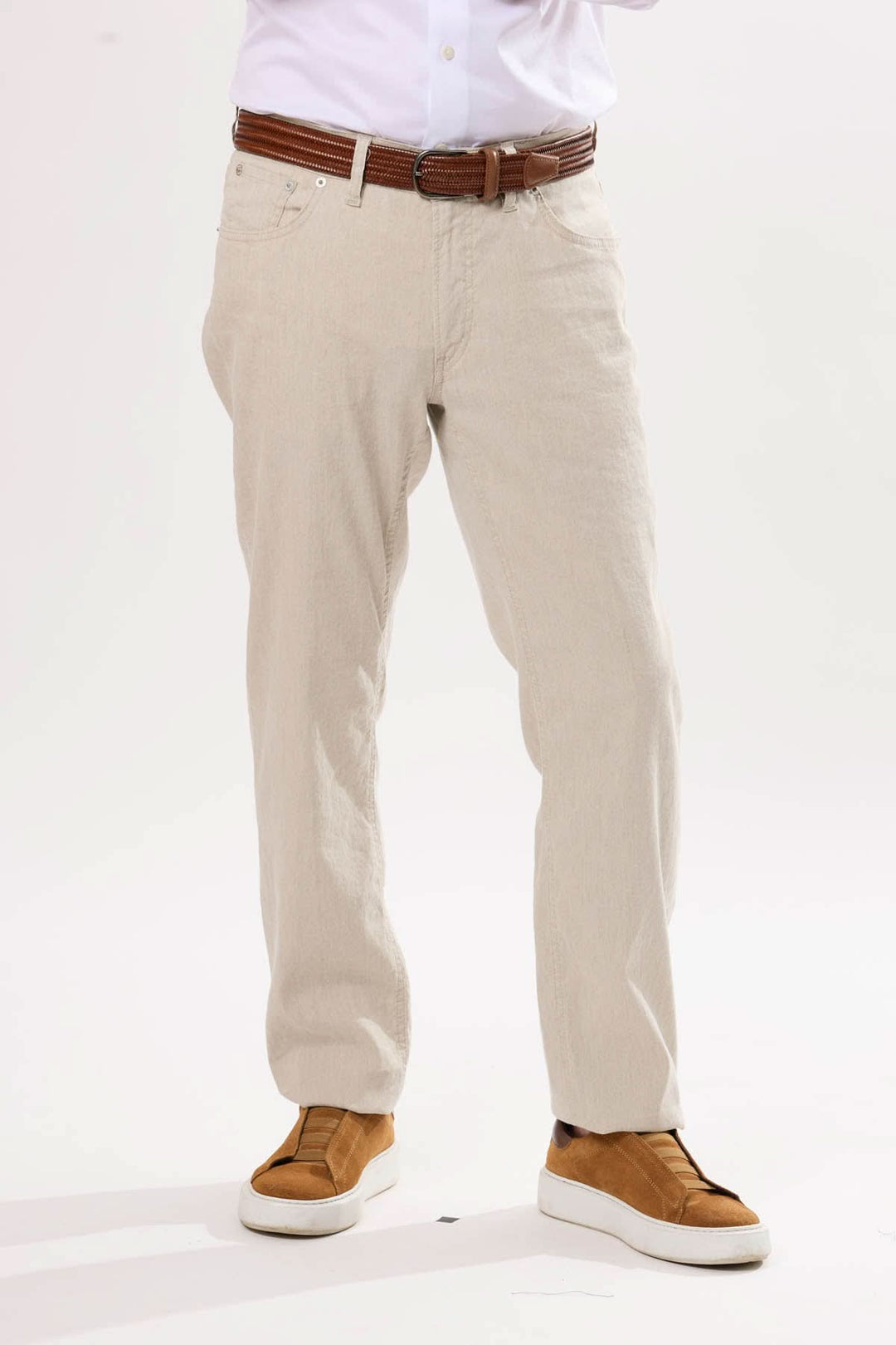 Homme portant un jean coupe droite clair avec ceinture marron et chaussures décontractées, idéal pour l'été.