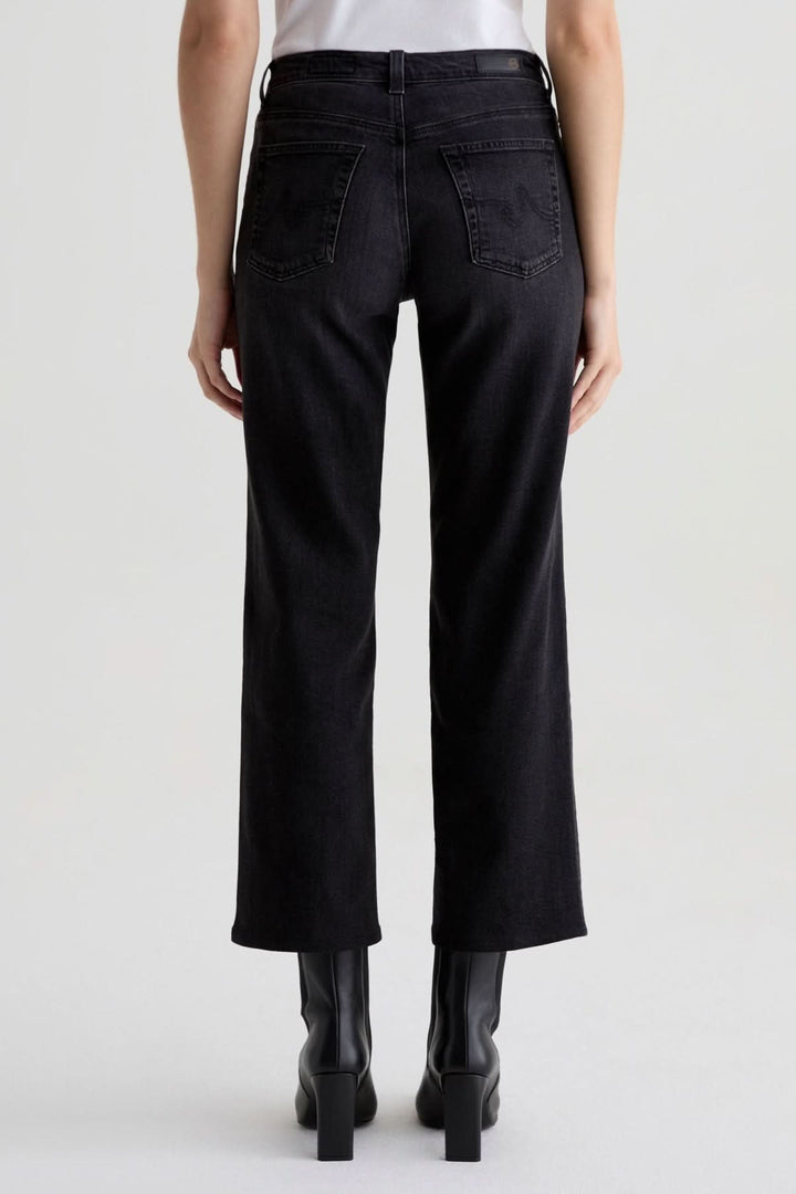 Vue arrière du Jean à coupe droite noir délavé pour un look chic et décontracté. Denim extensible pour un confort optimal. Décris moi le produit.