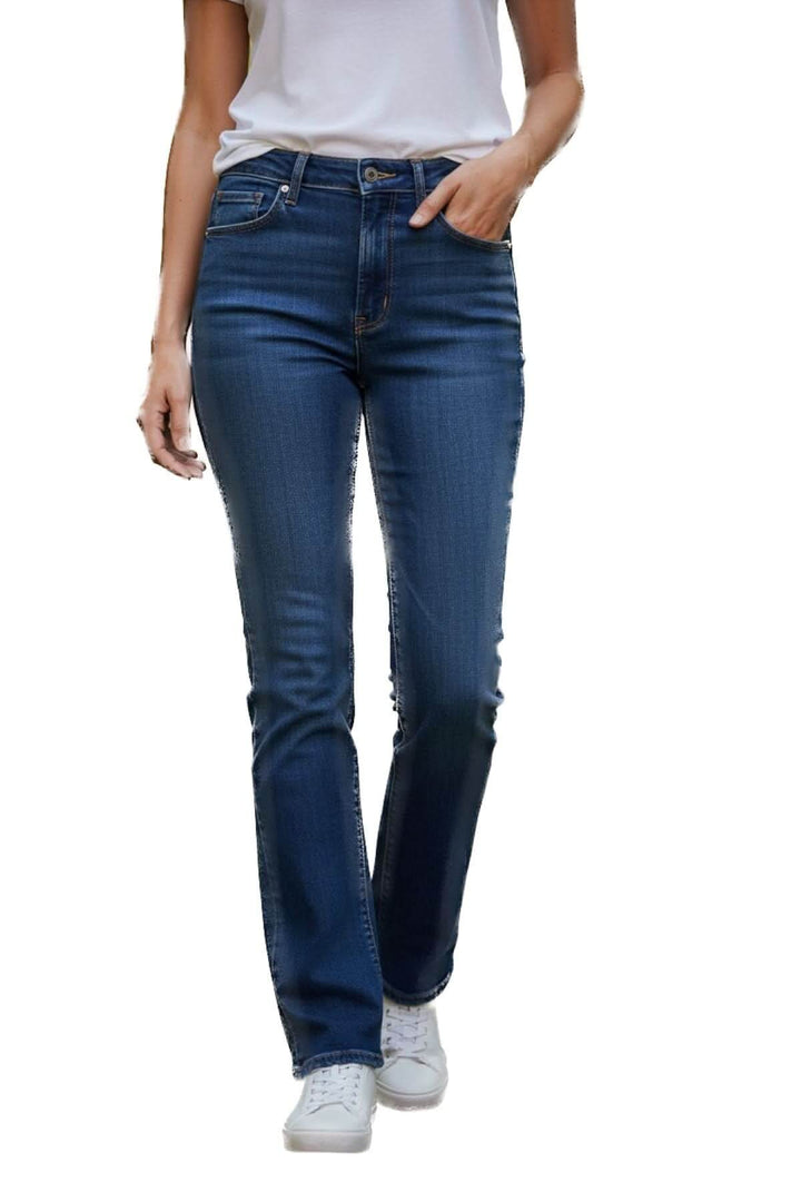 Jean coupe droite classique en denim souple avec taille mi-haute, idéal pour un style décontracté et confortable. Cinq poches classiques.