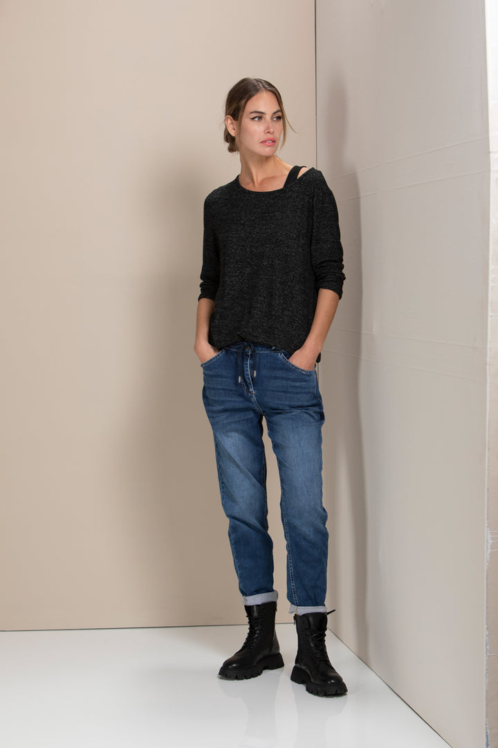 Jean décontracté bleu avec taille à cordon, coupe droite ample, parfait pour un style casual moderne, porté par un mannequin.