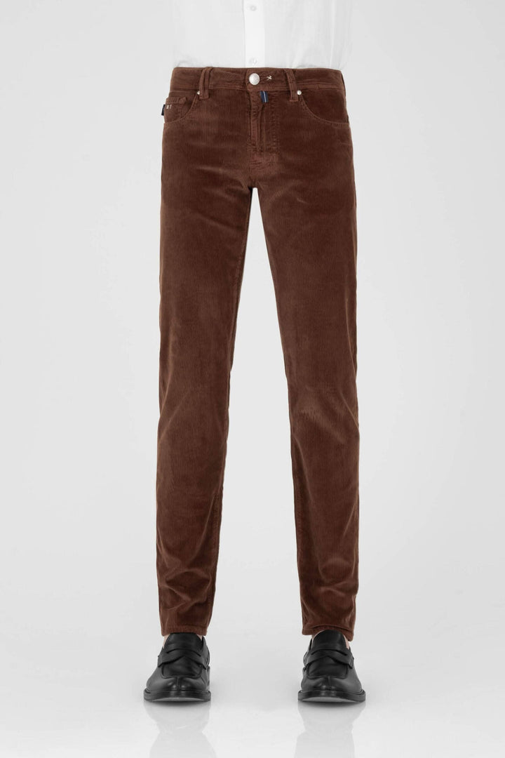 Jean en corduroy marron élégant avec coupe ajustée, style classique et 5 poches, parfait pour l&