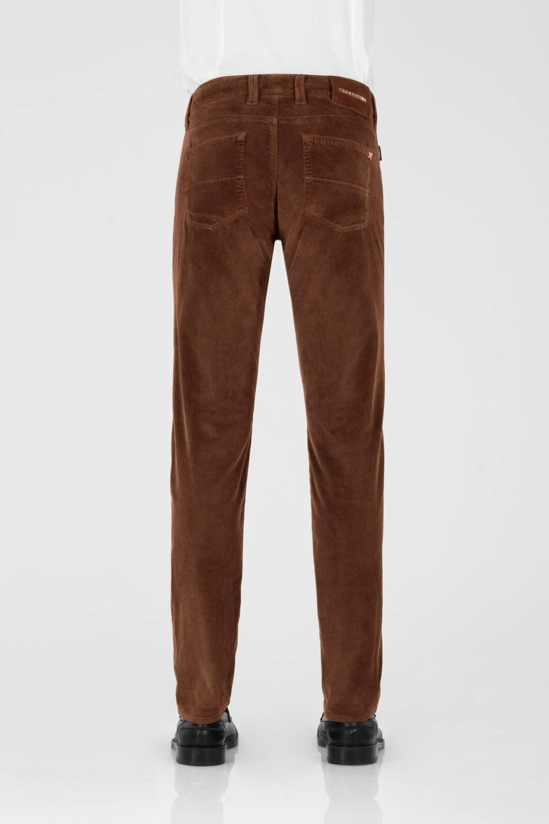 Pantalon en corduroy marron vue arrière, coupe ajustée et élégant, idéal pour l&