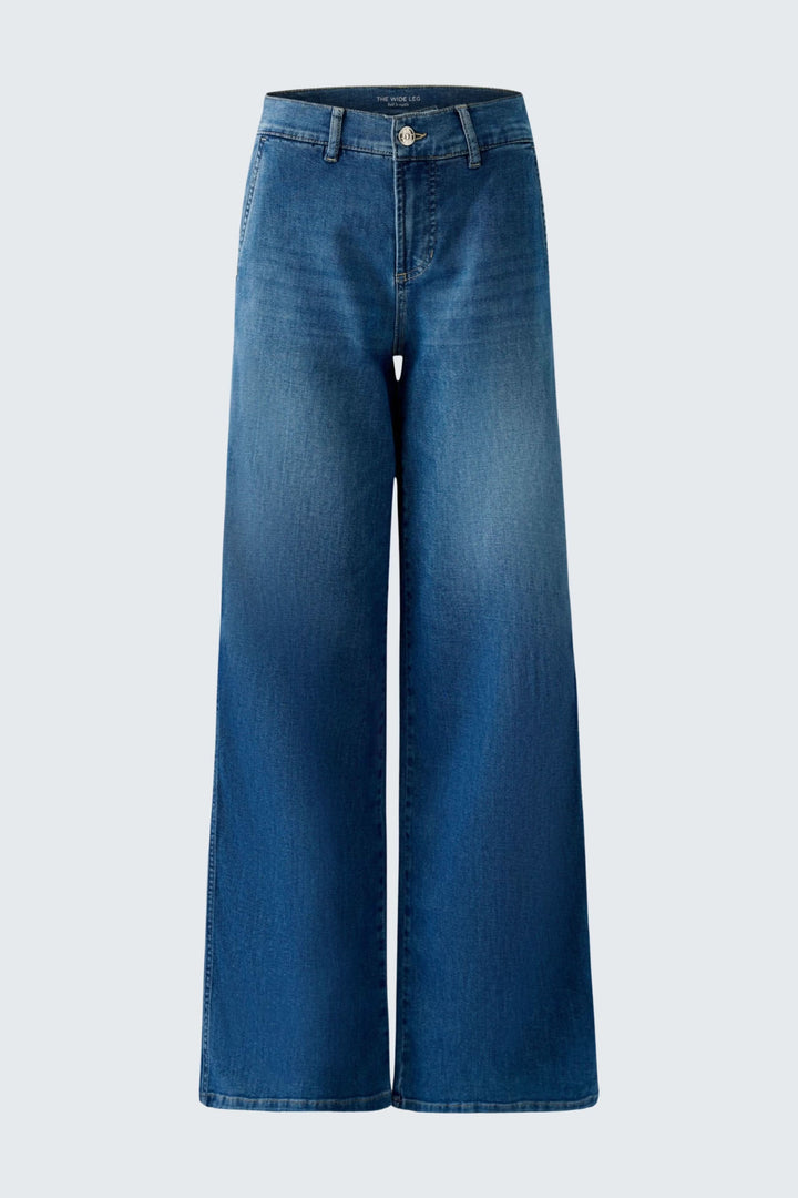 Jean à jambe large en denim bleu, coupe évasée et confortable, pour un style décontracté et moderne.
