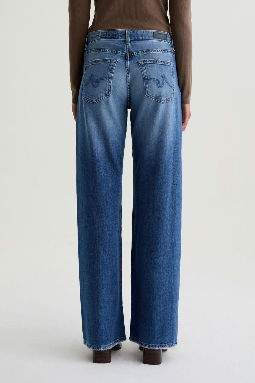 Jean à jambe large, délavage moyen, coupe ample, vue de dos pour décris moi le produit en français.