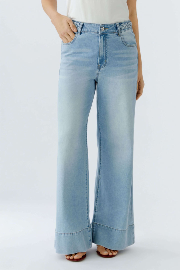 Jean à jambe large avec taille tressée, doté de poches avant et arrière, pour un look moderne et polyvalent.