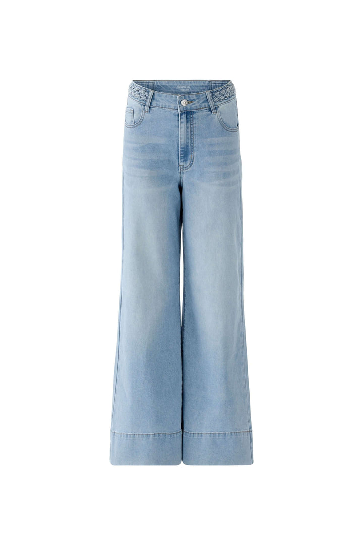 Jean à jambe large avec taille tressée, bleu clair, avec détails modernes et poches avant et arrière, vue de face.